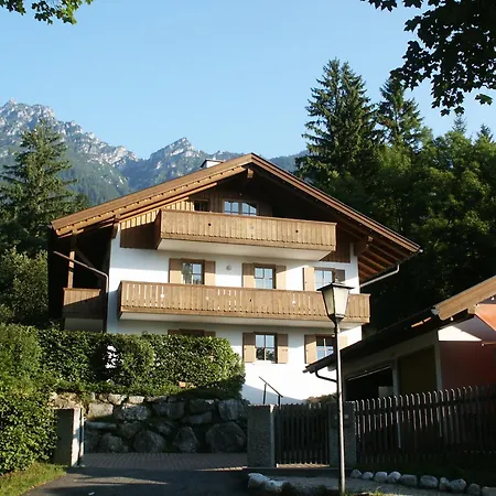 Almhuettenweg Dreitorspitze 加爾米施-帕滕基興